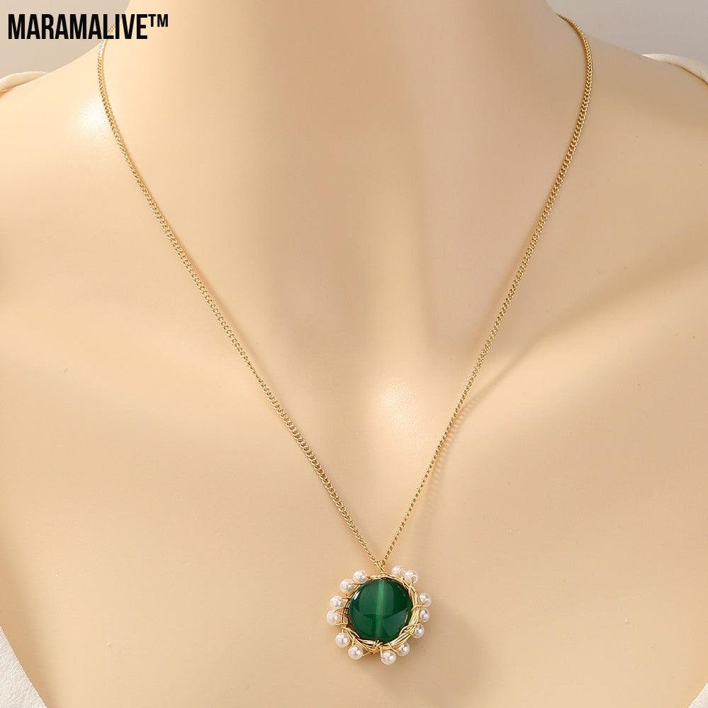 Women's Fashion Vintage Court Style Pure White Pearl Green Natural Stone Pendant Necklace